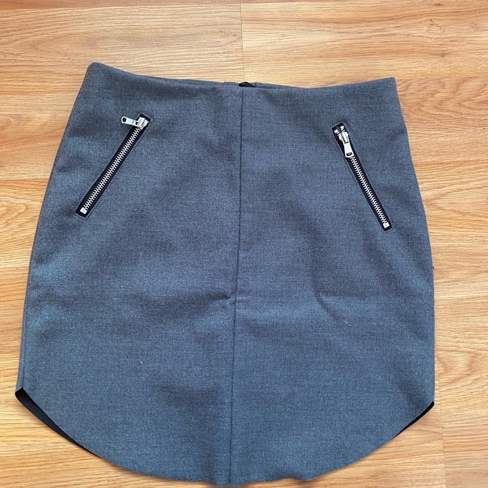 H&M skirt ! Gently used and in great condition! Size 6
